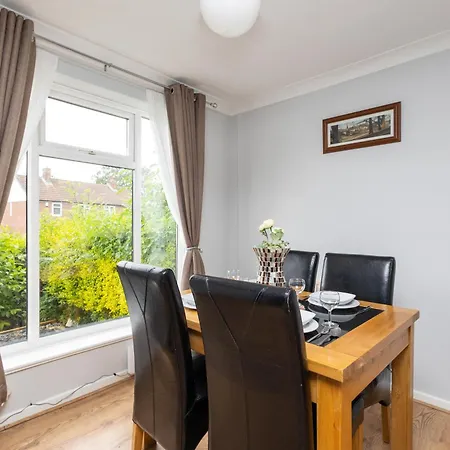 Entire In Seacroft, Leeds, Uk Holiday home *
