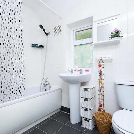 Entire In Seacroft, Leeds, Uk Holiday home *